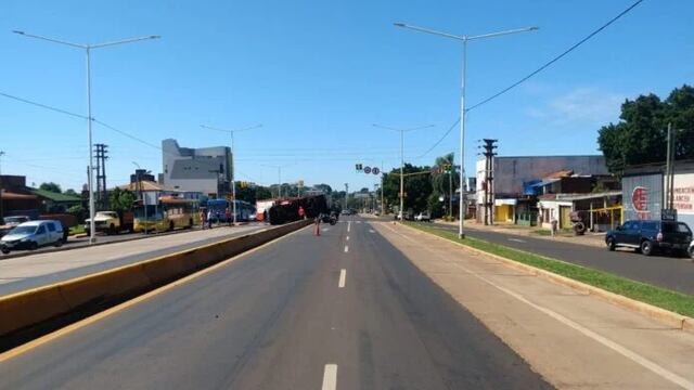 Posadas: accidente sobre avenida Quaranta terminó con un camión volcado.