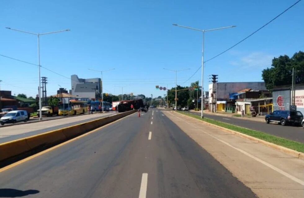 Posadas: accidente sobre avenida Quaranta terminó con un camión volcado