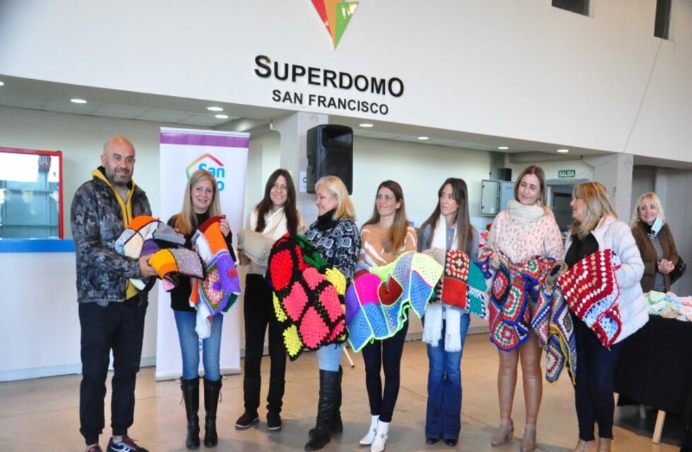 Primera entrega de abrigos realizado en el Superdomo