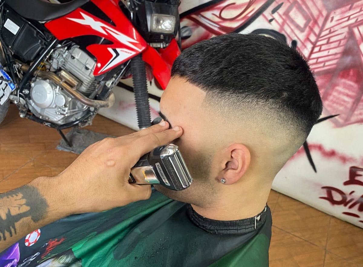 Tres Arroyos: El peluquero Benjamín Duartez corta el pelo gratis a jubilados todos los lunes