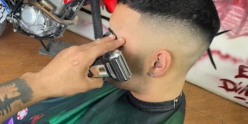 Tres Arroyos: El peluquero Benjamín Duartez corta el pelo gratis a jubilados todos los lunes