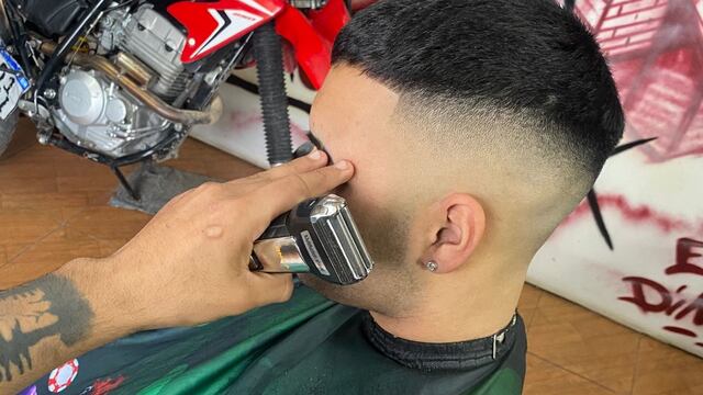 Tres Arroyos: El peluquero Benjamín Duartez corta el pelo gratis a jubilados todos los lunes