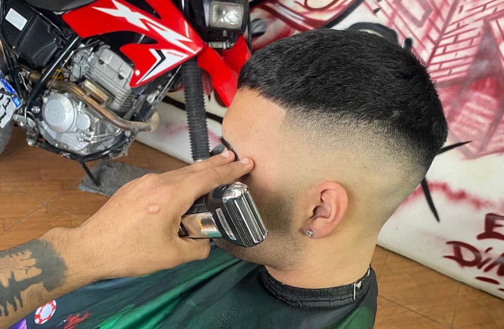 Tres Arroyos: El peluquero Benjamín Duartez corta el pelo gratis a jubilados todos los lunes