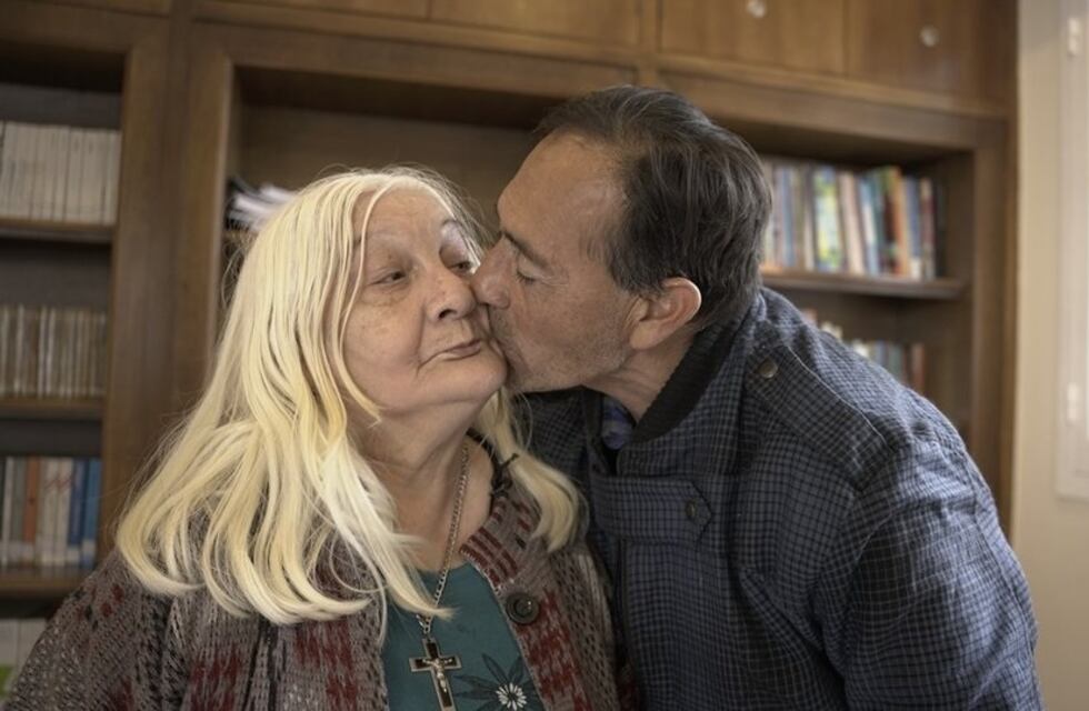 La historia de amor en una residencia de adultos mayores que conmueve a todos