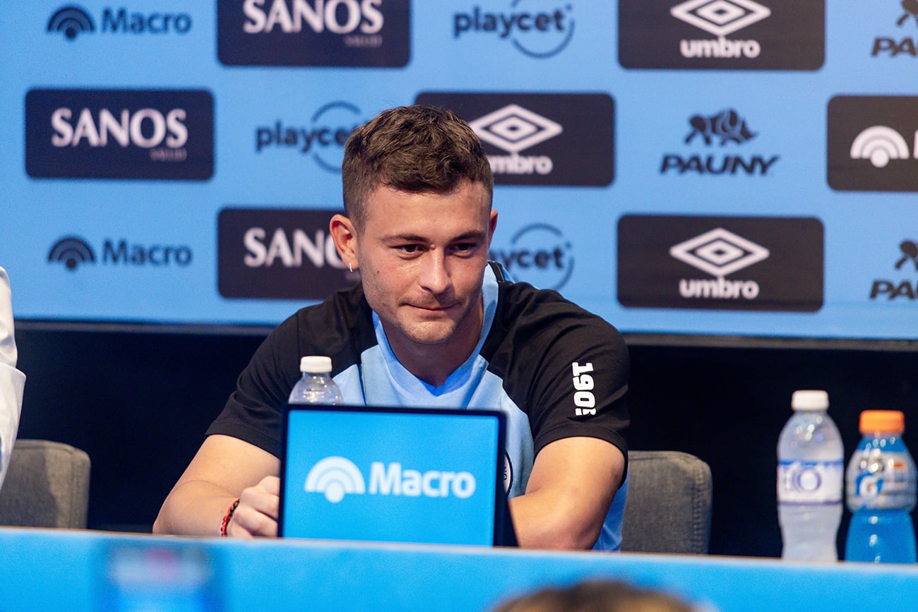 Belgrano presentó sus dos últimas incorporaciones. De izquierda a derecha, Ariel Rojas (director deportivo), Santiago Longo, Agustín Dattola y Luis Fabián Artime (presidente).