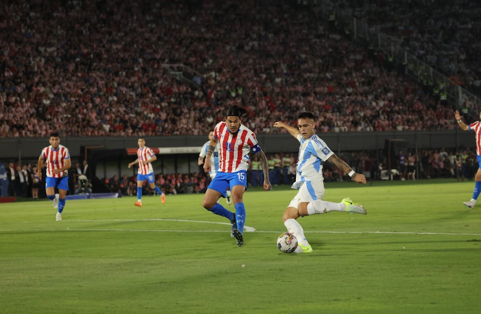 En un partido con polémicas, Paraguay le ganó a Argentina 2 a 1 por las Eliminatorias