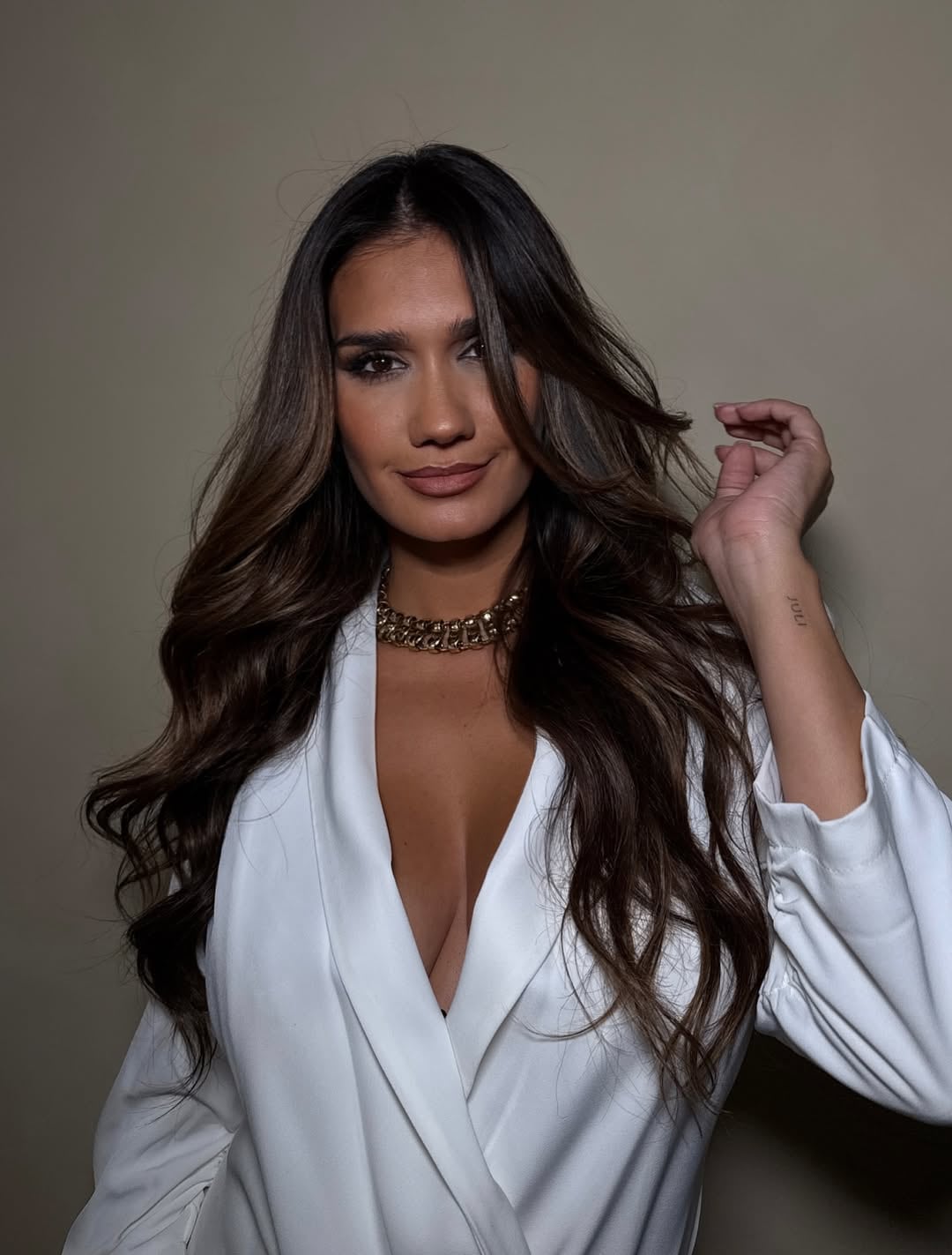 Look total white y mega escote: Momi Giardina participó de una producción de fotos y dio cátedra de estilo