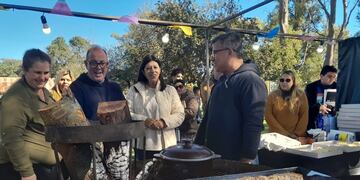 Ale Ambort y Clara García en la Feria de emprendedores y gastronómicos de Zenón Pereyra