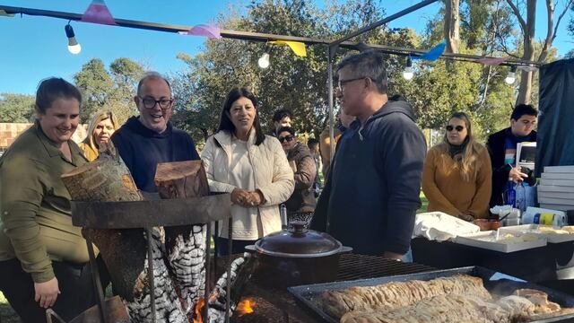 Ale Ambort y Clara García en la Feria de emprendedores y gastronómicos de Zenón Pereyra