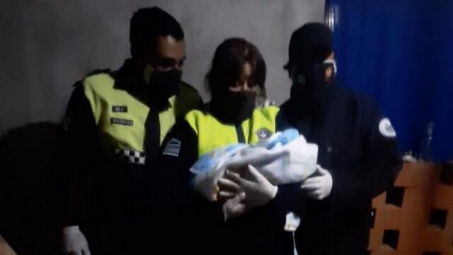 Dos uniformados ayudaron a una joven a dar a luz.