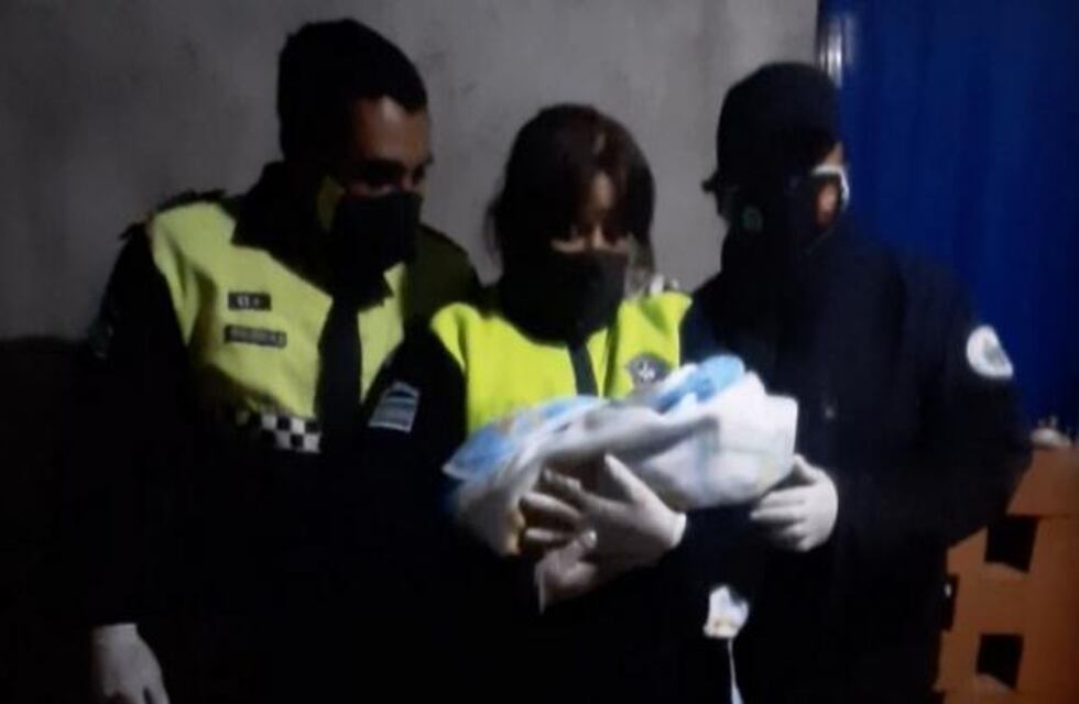 Dos policías ayudaron a una joven de 18 años a dar a luz