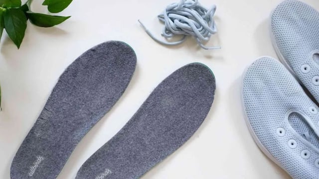 Ni lavandina ni bicarbonato: el truco casero para limpiar definitivamente las plantillas de las zapatillas