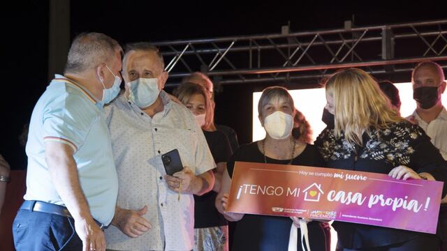 Entrega de viviendas en Arroyito