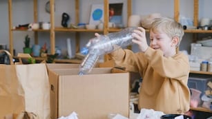 Cómo reciclar botellas de plástico y crear un portavelas elegante y sofisticado