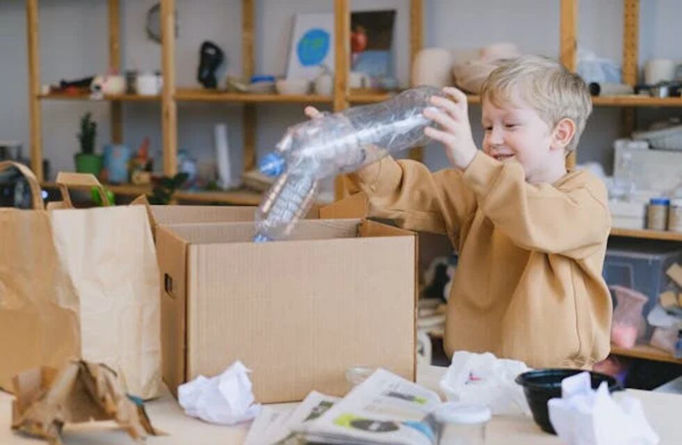 Cómo hacer un portavelas elegante y reciclar al máximo las botellas plásticas