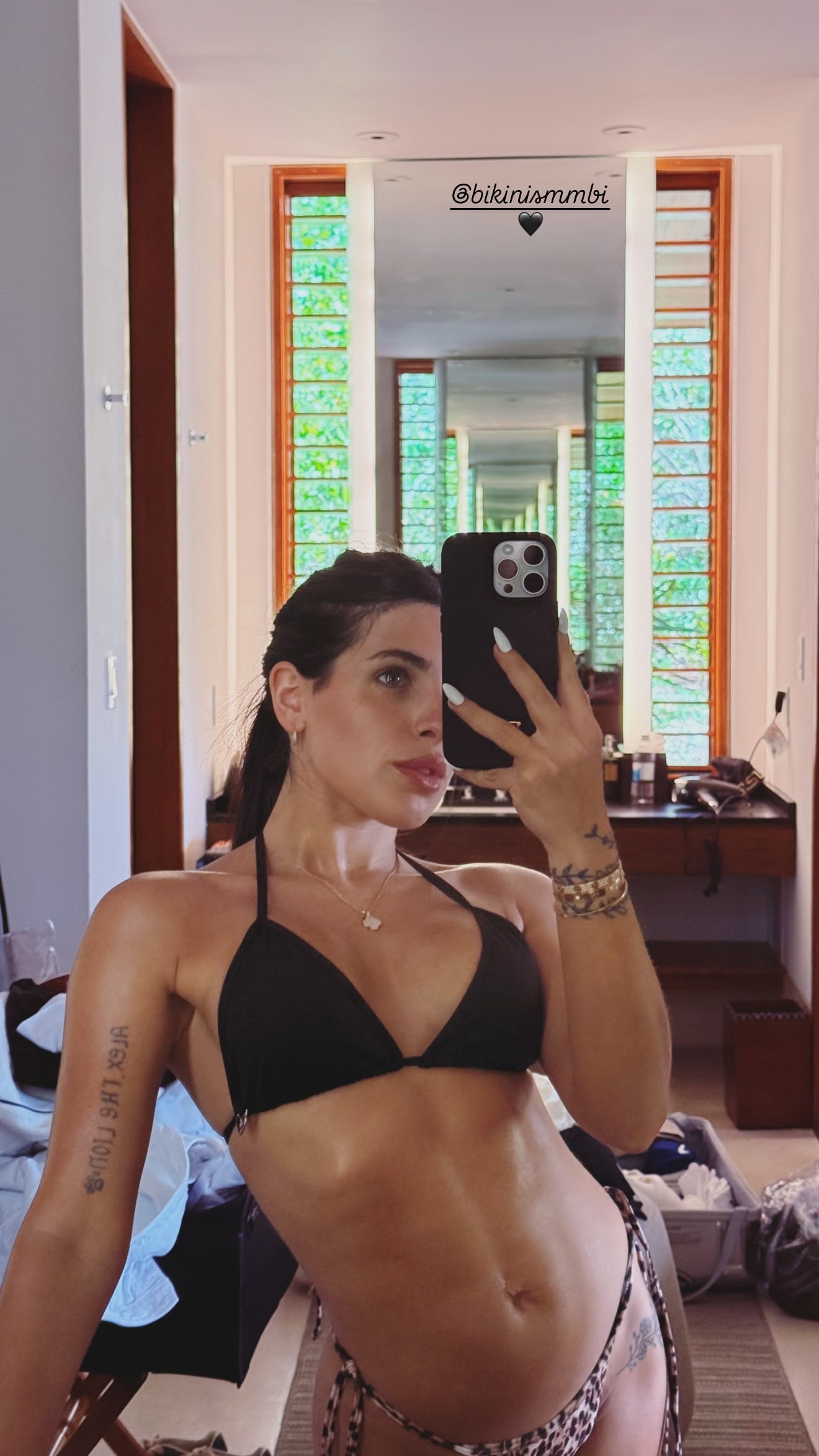 Valentina Cervantes apostó a una microbikini animal print