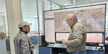 El presidente de Agua Potable de Jujuy, Juan Carlos García, y el secretario de la comuna de Santa Ana, Daniel Sosa, analizan sobre una imagen satelital las opciones de obras e intervenciones en el sistema de captación y distribución para la localidad.