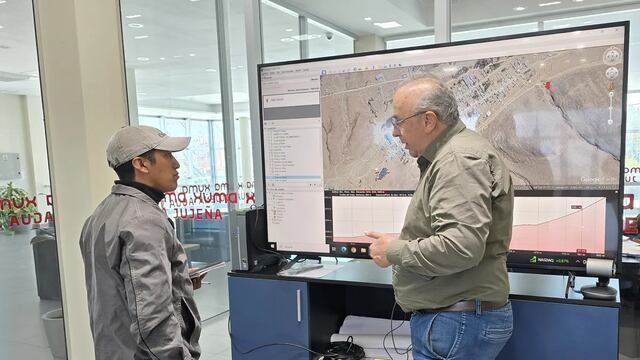 El presidente de Agua Potable de Jujuy, Juan Carlos García, y el secretario de la comuna de Santa Ana, Daniel Sosa, analizan sobre una imagen satelital las opciones de obras e intervenciones en el sistema de captación y distribución para la localidad.