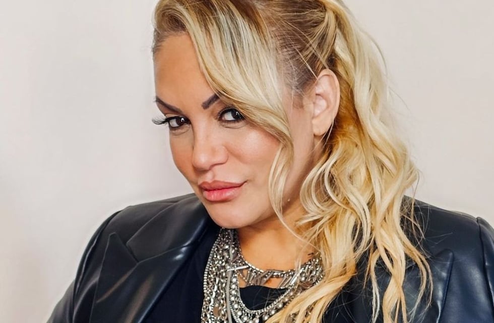 María Eugenia Ritó deslumbró con un look total black y botas altas y casi muestra de más