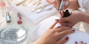 Una cordobesa hizo un llamado de atención a manicuristas.