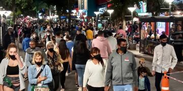 Carlos Paz. Los turistas recorrieron la peatonal de la villa serrana. (Santiago Berioli)