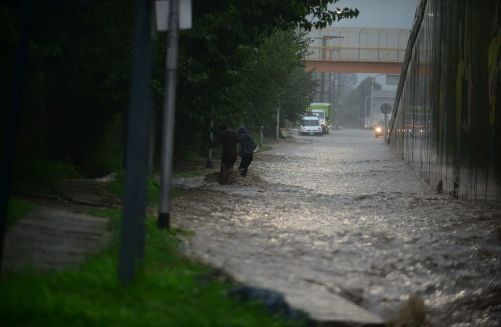 Desde una voladura de techo a la caída de una cabina de peaje: el paso de la tormenta en Córdoba