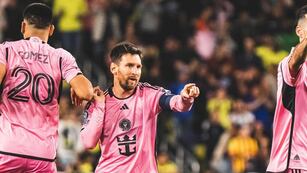 El capitán de la selección argentina cumplió con las firmas, pero también pasó la factura.