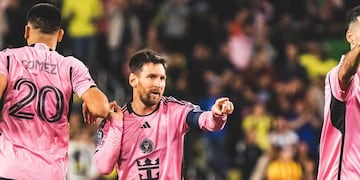 El capitán de la selección argentina cumplió con las firmas, pero también pasó la factura.