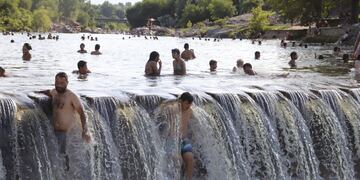 Vacaciones con altas temperaturas en el comienzo del verano. Balneario El Fantasio Carlos Paz. Foto Yanina Bouche