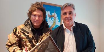 Javier Milei y su fugaz visita a Córdoba, recibido por Martín Llaryora, por los incendios (Gentileza)