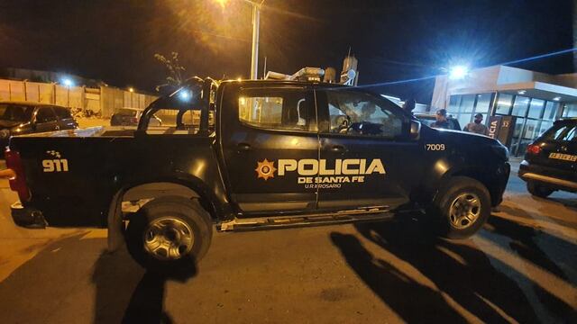 Una camioneta de la fuerza resultó dañada por los proyectiles. (@joseljuarezjose)