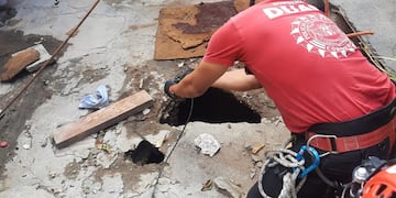 Una mujer de 69 años cayó a un pozo de siete metros en la ciudad de Córdoba y sobrevivió.