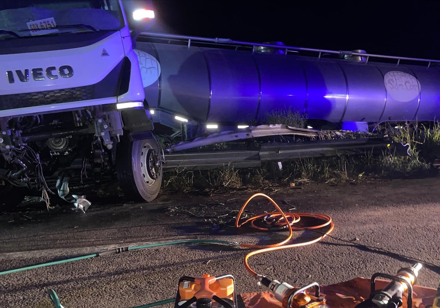 En la madrugada de Arroyito sobre autovía 19, un camión cisterna colisionó contra un guardarrail