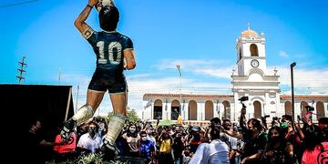 Homenajearon a Diego Maradona en Famaillá con una escultura.