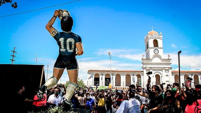 Homenajearon a Diego Maradona en Famaillá con una escultura.