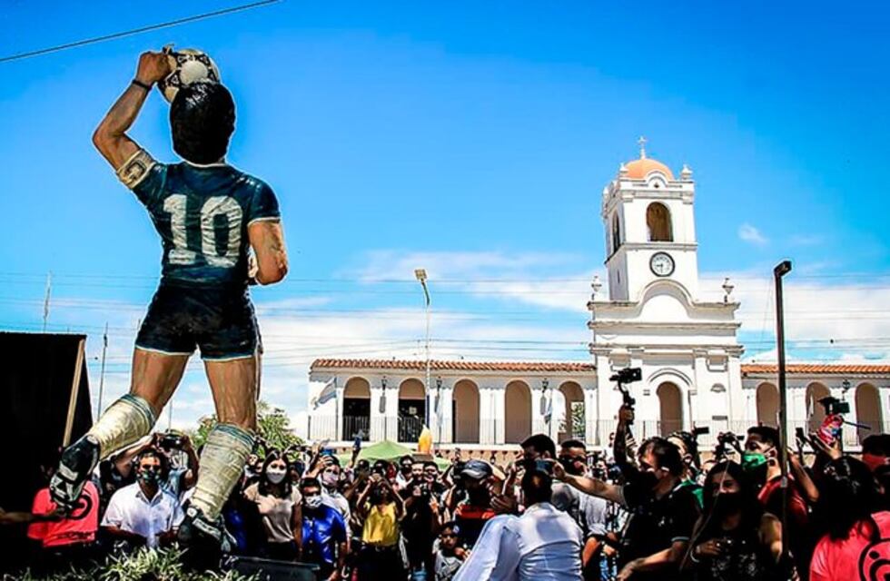 Homenajearon a Diego Armando Maradona con una estatua en tamaño real en Famaillá