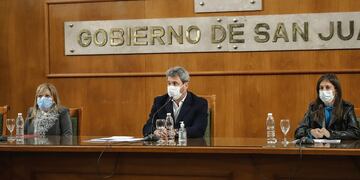 Sergio Uñac en conferencia de prensa este lunes acompañado por su Gabinete de ministros.