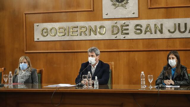 Sergio Uñac en conferencia de prensa este lunes acompañado por su Gabinete de ministros.