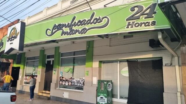Posadas: trabajadores de la panadería “Maná” protestan por la clausura municipal.
