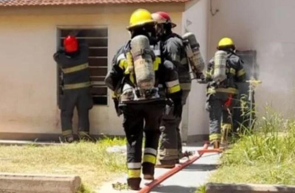 Invenstigan incendio en una vivienda