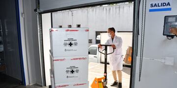 Llegó el primer lote con 13.500 dosis de la vacuna Sinopharm proveniente de China