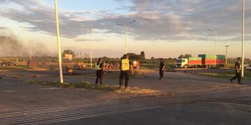 Pescadores cortaron el tránsito en la Ruta Nacional 11 a la altura de Maciel. (@redsegvial)