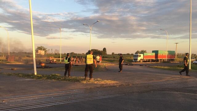 Pescadores cortaron el tránsito en la Ruta Nacional 11 a la altura de Maciel. (@redsegvial)