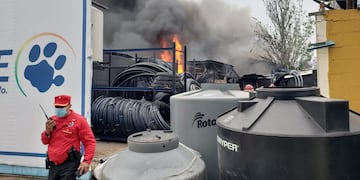 Voraz incendio en un negocio de materiales de construcción en la Recta Martinoli. (Foto Javier Ferreyra)