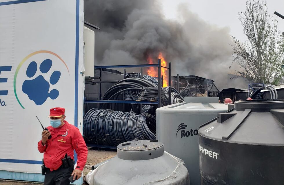 Incendio en un local de materiales de construcción, a metros de la Mujer Urbana
