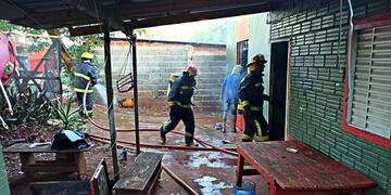 Las llamas consumieron la parte de madera