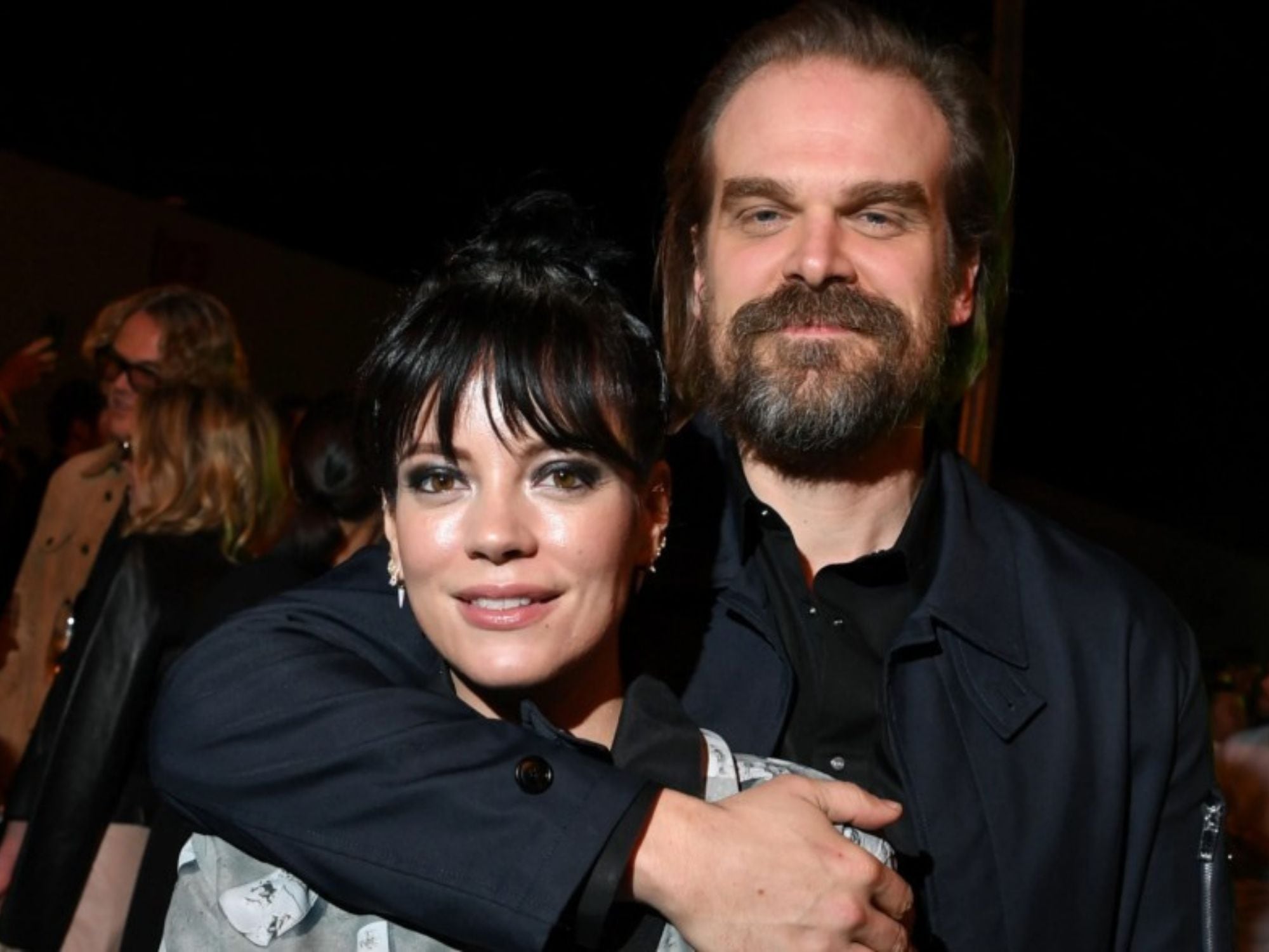 De conocerse en una app de citas a un divorcio escandaloso: la historia de amor entre David Harbour y Lily Allen