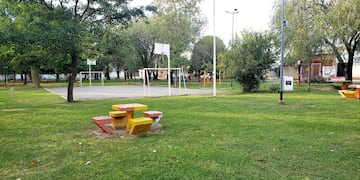 La adolescente fue abordada por un motochorro en la plaza Carlos Fuentealba.