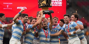Los Pumas 7s en el festejó de la histórica conquista en el Circuito Mundial Seven. (AP)