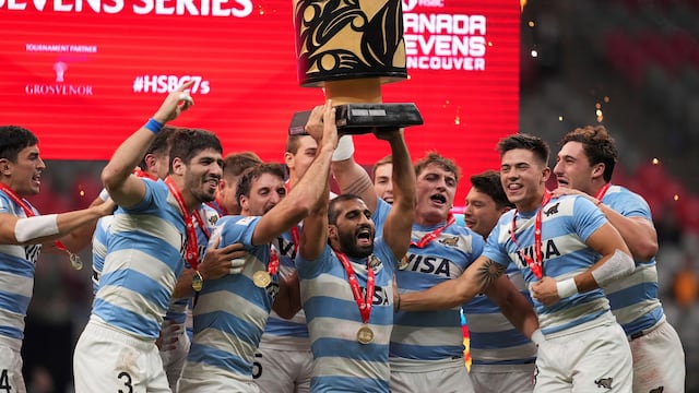 Los Pumas 7s en el festejó de la histórica conquista en el Circuito Mundial Seven. (AP)